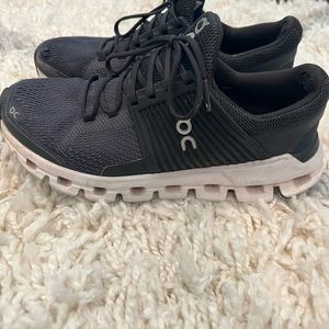 ON RUNNING, On Cloud Swift, Size 7, Black
